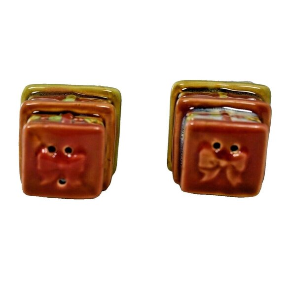 Stacked Presents Ceramic Salt and Pepper Set (Christmas/Holidays) - Picture 5 of 6